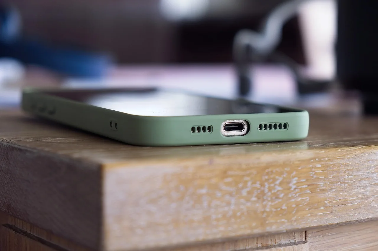phone, iphone, mobile, green, smartphone. Design practices that keep email layouts from breaking on mobile