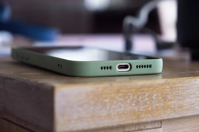 phone, iphone, mobile, green, smartphone. Design practices that keep email layouts from breaking on mobile